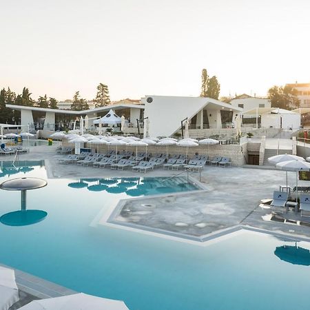 Falkensteiner Premium Mobile Homes And Camping Zadar Eksteriør billede The resort's main pool