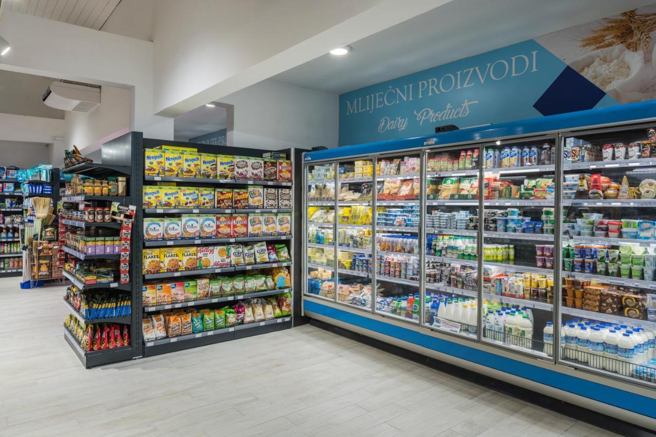 Falkensteiner Premium Mobile Homes And Camping Zadar Eksteriør billede Interior of a typical Polish supermarket
