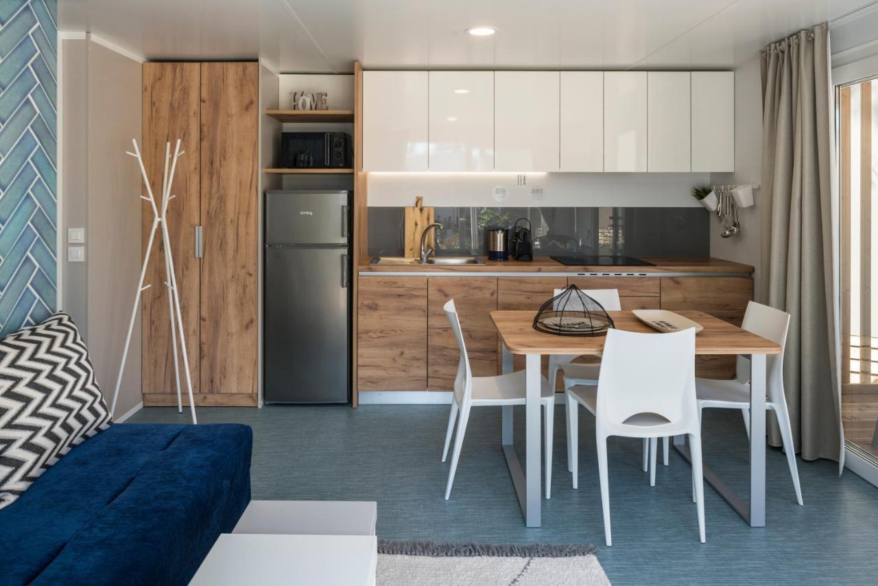Falkensteiner Premium Mobile Homes And Camping Zadar Eksteriør billede A kitchen in a micro apartment