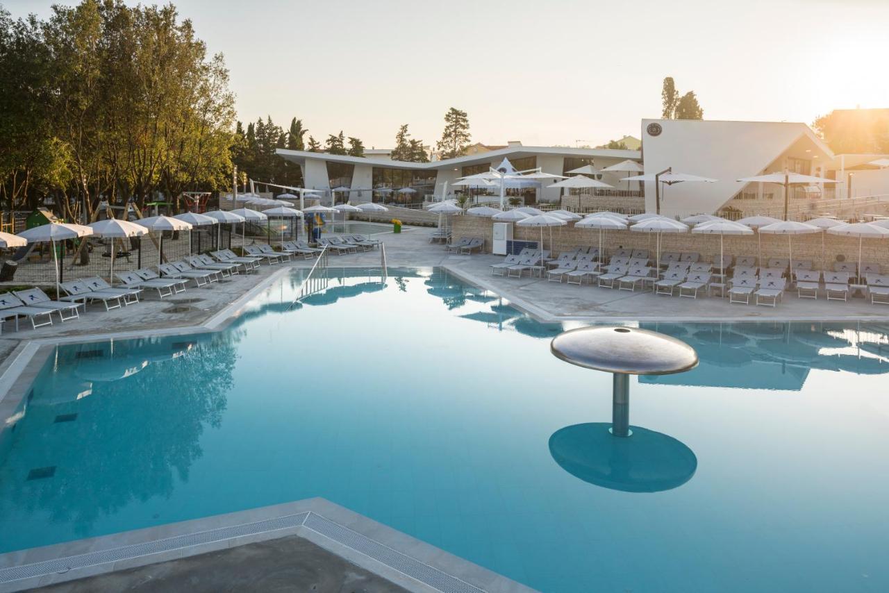 Falkensteiner Premium Mobile Homes And Camping Zadar Eksteriør billede The resort's main pool