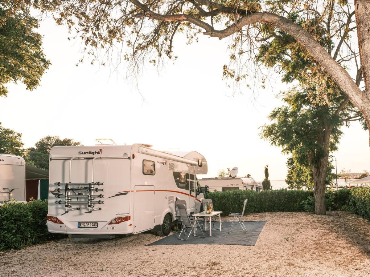 Falkensteiner Premium Mobile Homes And Camping Zadar Eksteriør billede A motorhome at a campsite