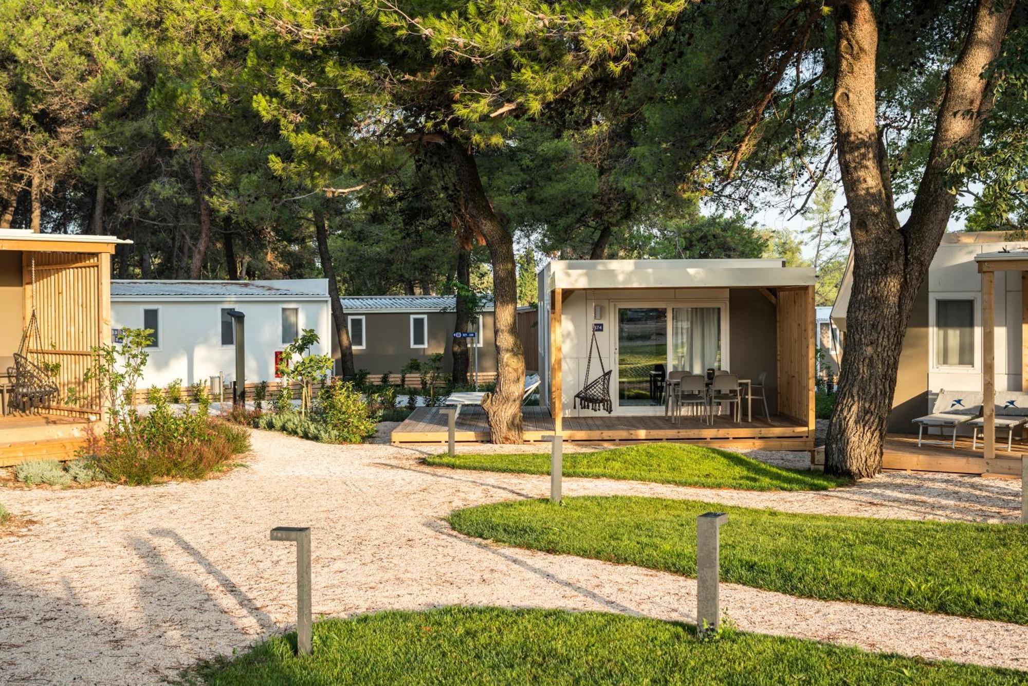 Falkensteiner Premium Mobile Homes And Camping Zadar Værelse billede Mobile homes in a campsite