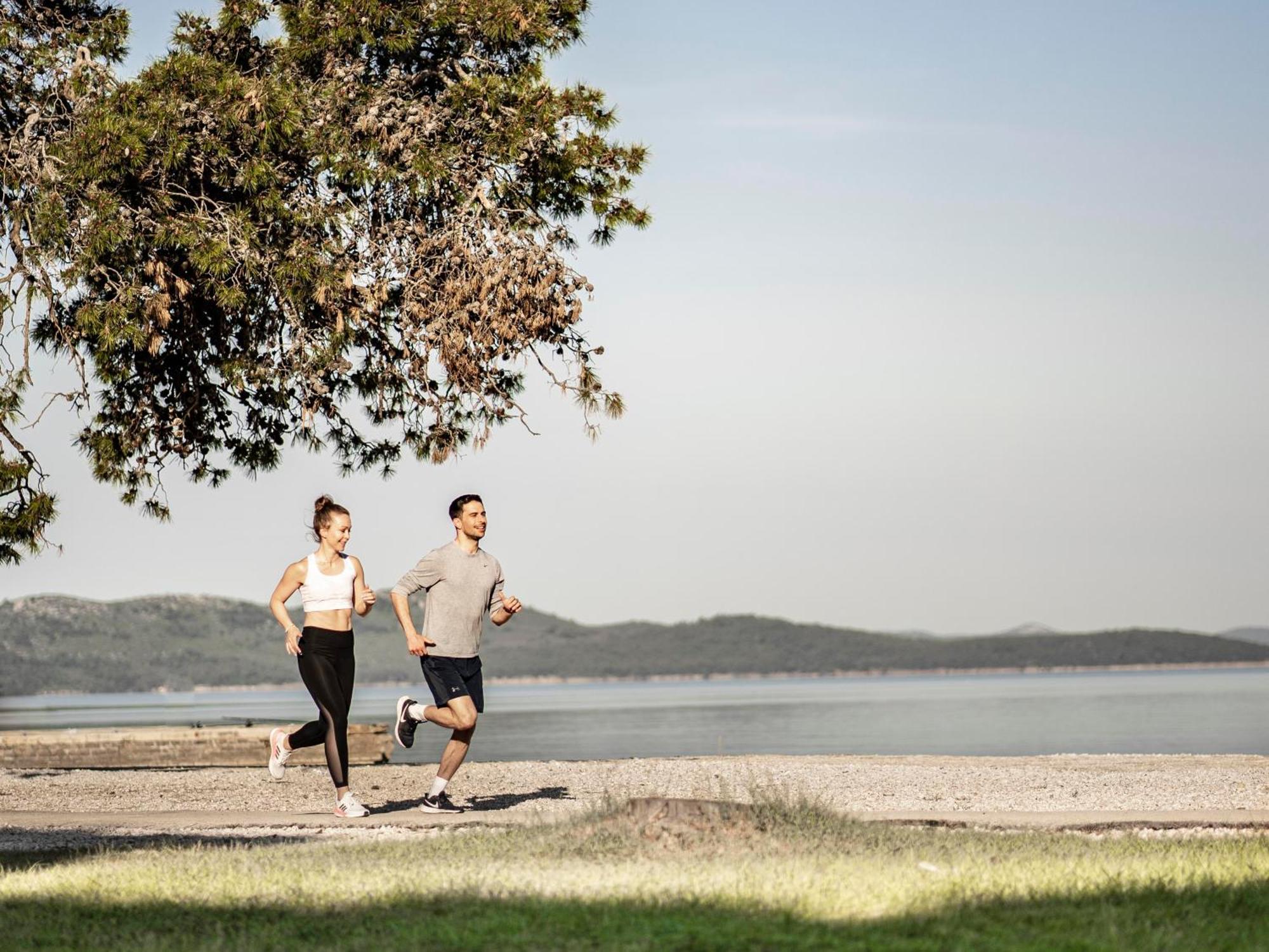 Falkensteiner Premium Mobile Homes And Camping Zadar Eksteriør billede Joggers at the shore of the lake