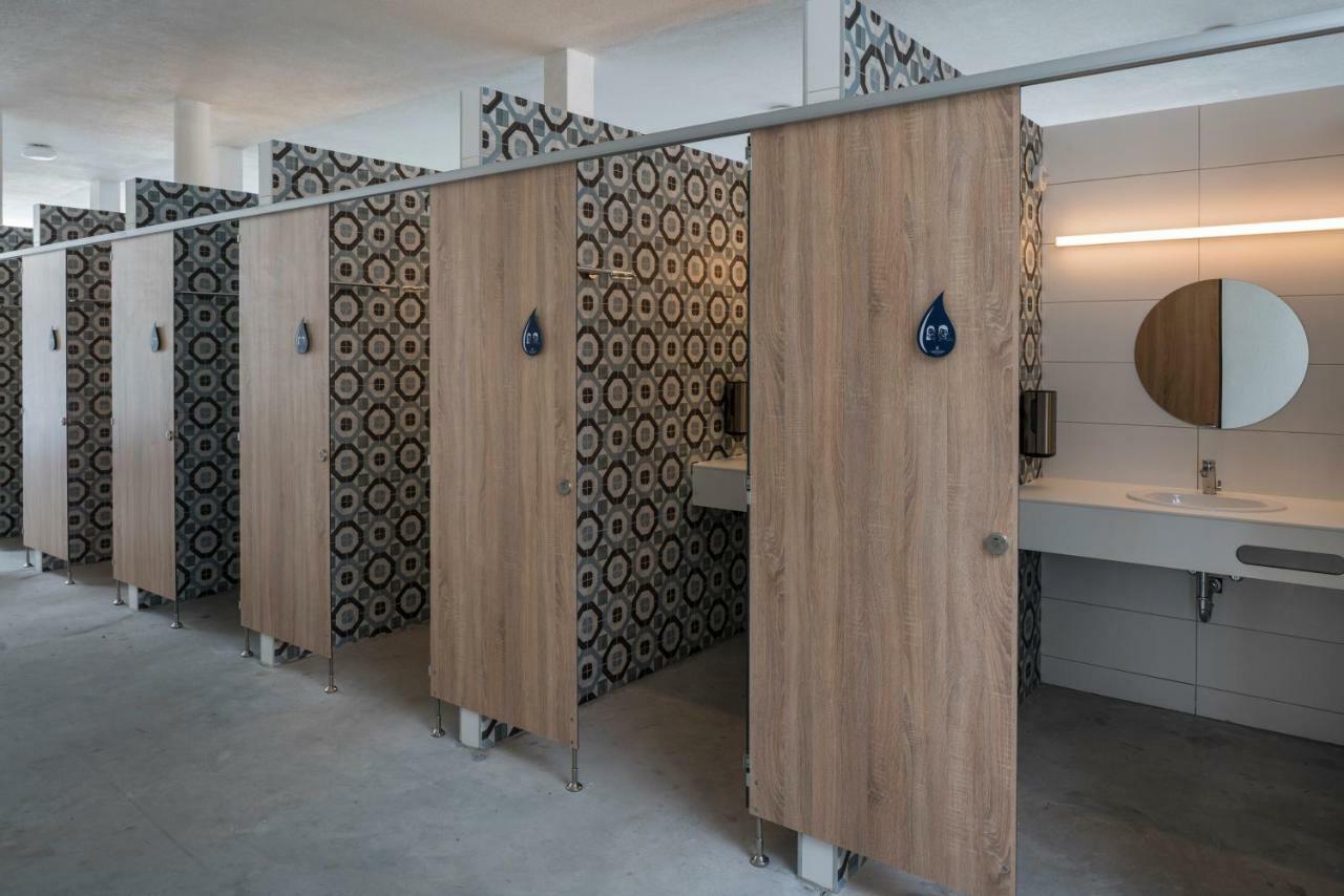 Falkensteiner Premium Mobile Homes And Camping Zadar Eksteriør billede A row of cubicles in a public toilet