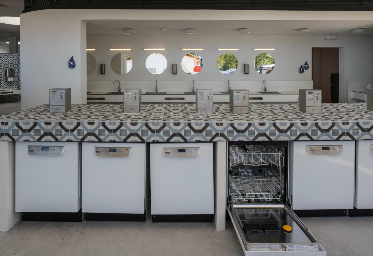 Falkensteiner Premium Mobile Homes And Camping Zadar Eksteriør billede A row of dishwashers